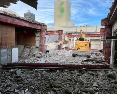 建物内部で鉄骨柱と壁面を解体している現場