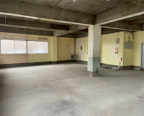 内装解体後の施工後全景｜床面が整理されRC躯体（梁・柱・天井）が見えるスケルトン状態