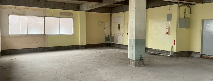 内装解体後の施工後全景｜床面が整理されRC躯体（梁・柱・天井）が見えるスケルトン状態
