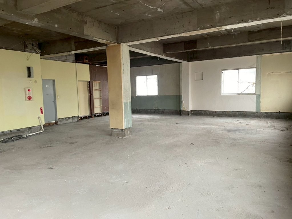 原状回復の内装解体完了｜別角度から見た室内全景と残置物撤去後の床面状況