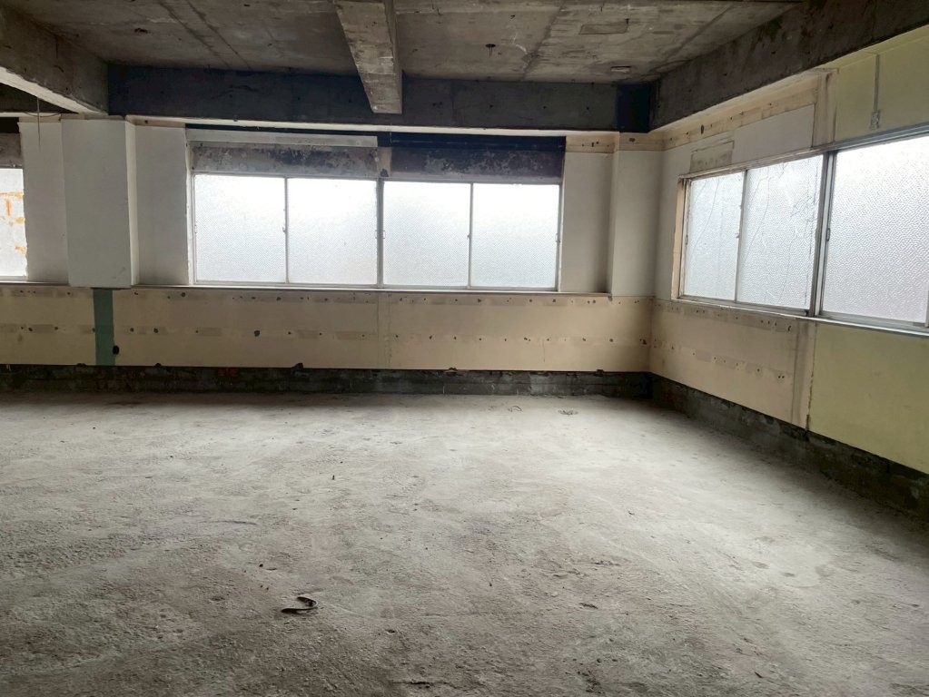 内装解体工事の施工後｜窓面側の全景と躯体露出の状態、搬出後に床面がクリアになった様子