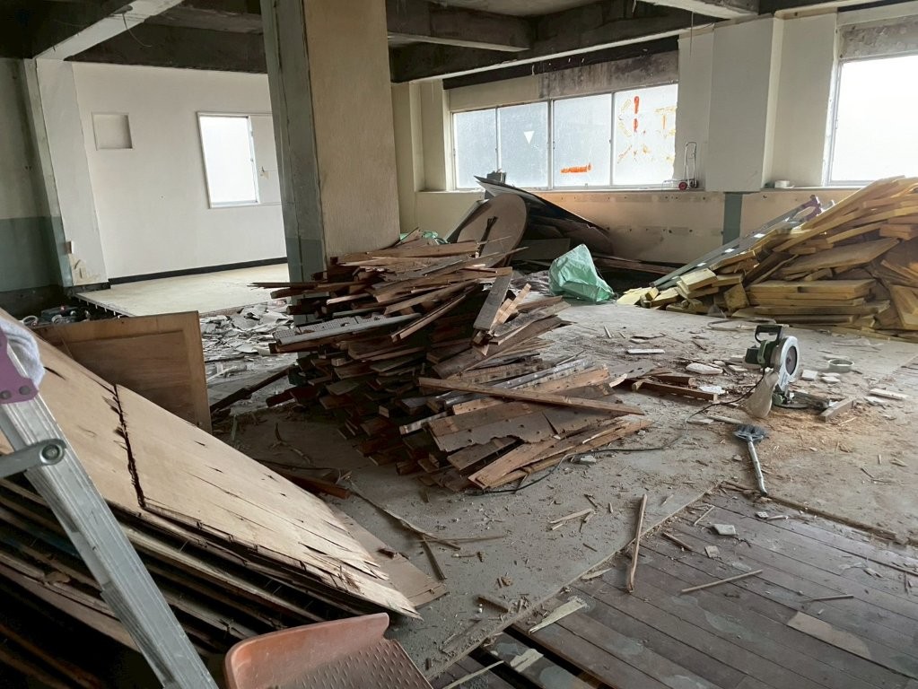 内装解体の施工中｜木床撤去後の下地が見える室内と躯体露出の状況