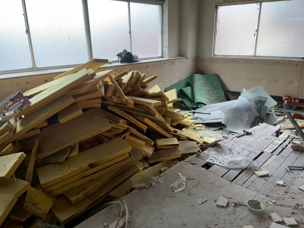 内装解体の分別撤去工程｜断熱材や床材など撤去材を仮置きし搬出前に整理する作業