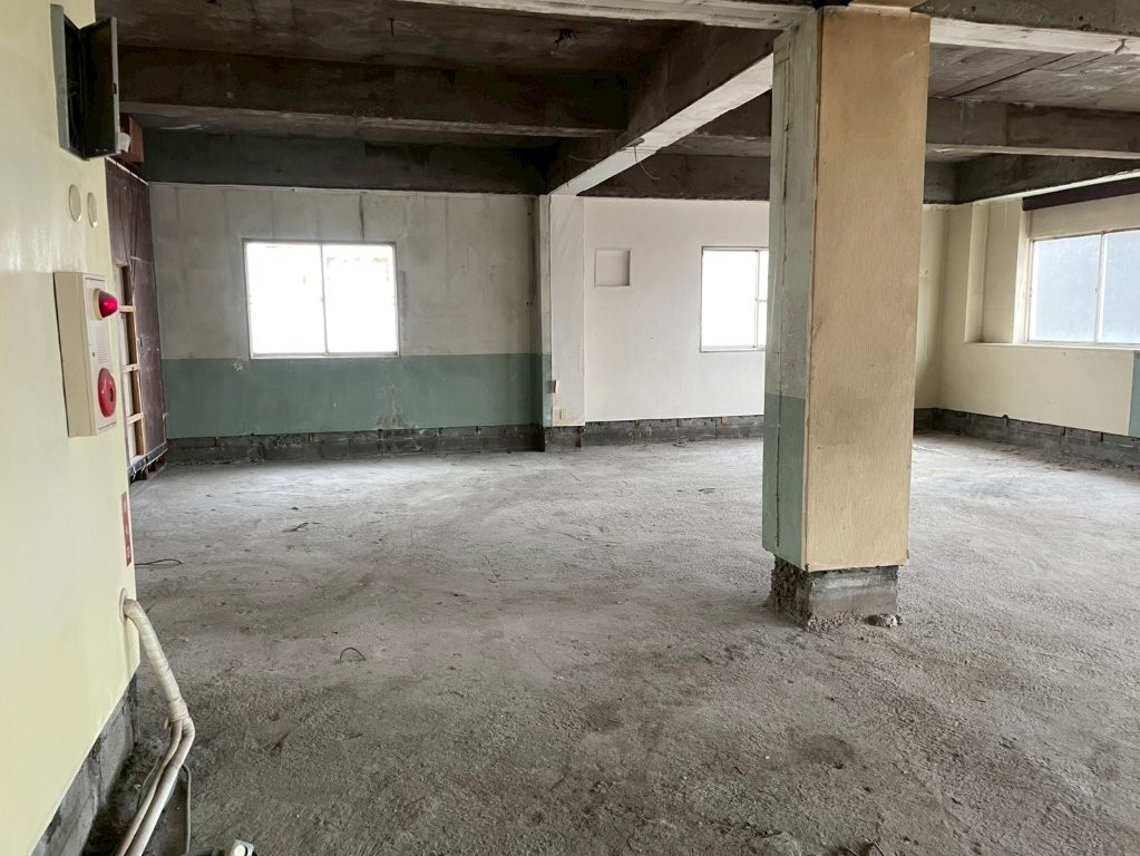 スケルトン解体寄りの内装解体｜RC躯体が見える大空間で撤去を進めた施工中の全景