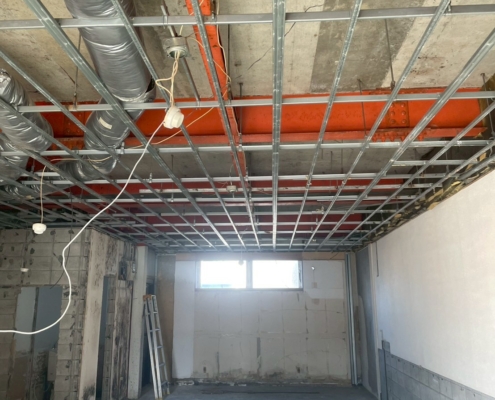 千葉県松戸市新松戸の商業テナント内装解体工事｜天井ボード撤去後の軽量鉄骨天井下地と空調ダクト設備の露出状況