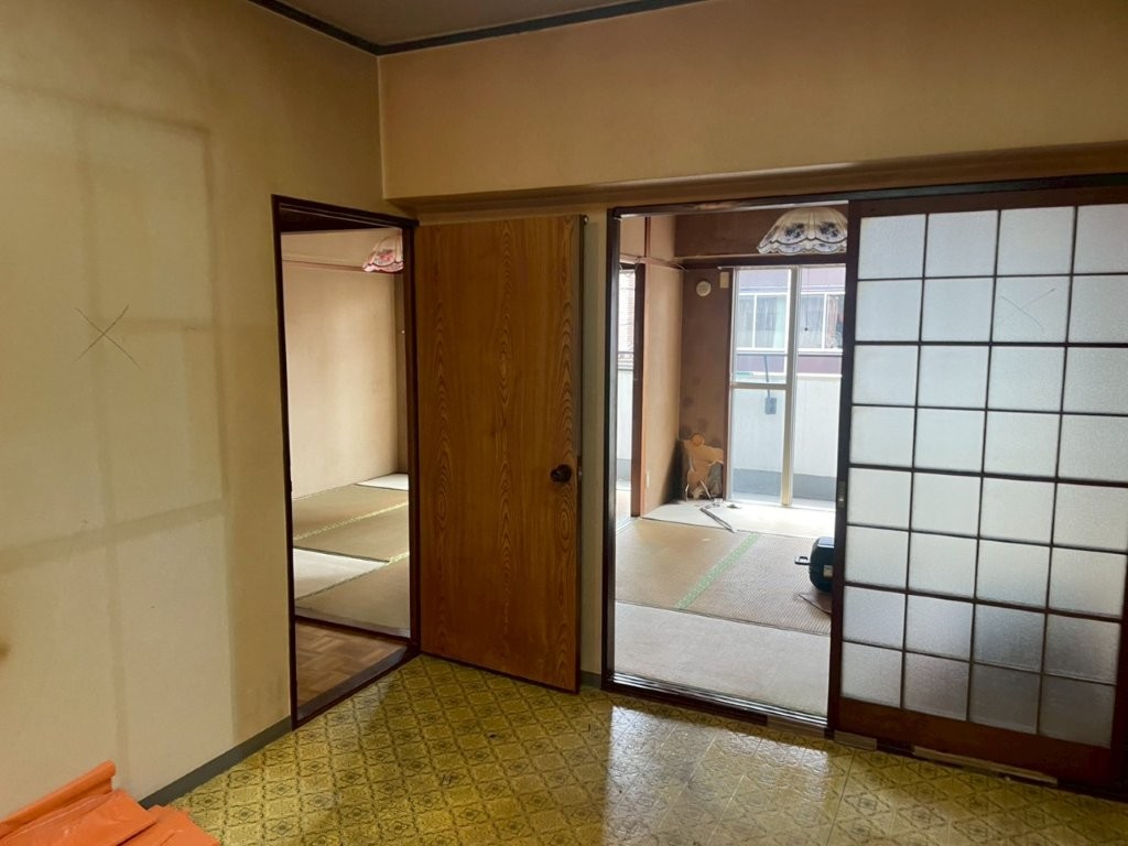 川口市マンションの和室と襖が残る施工前室内
