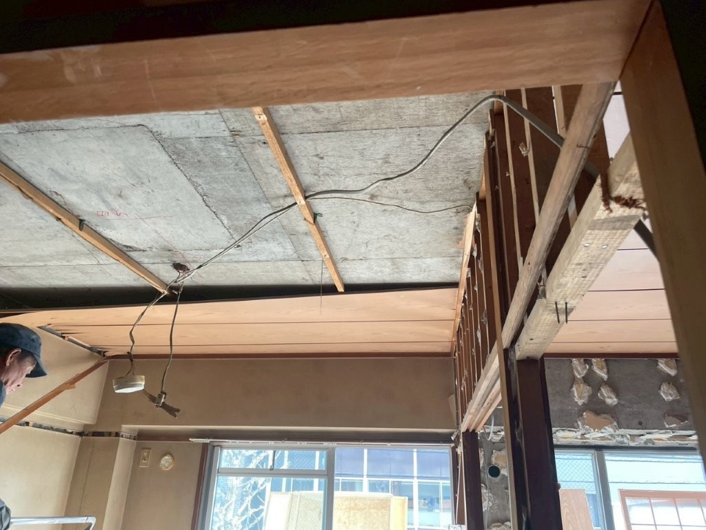 畳撤去後の床と和室解体作業中の様子