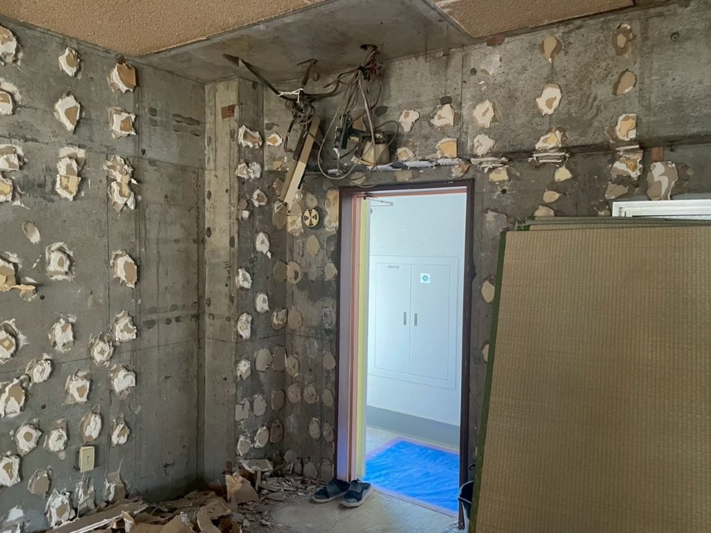 天井解体後に露出した配線と躯体天井