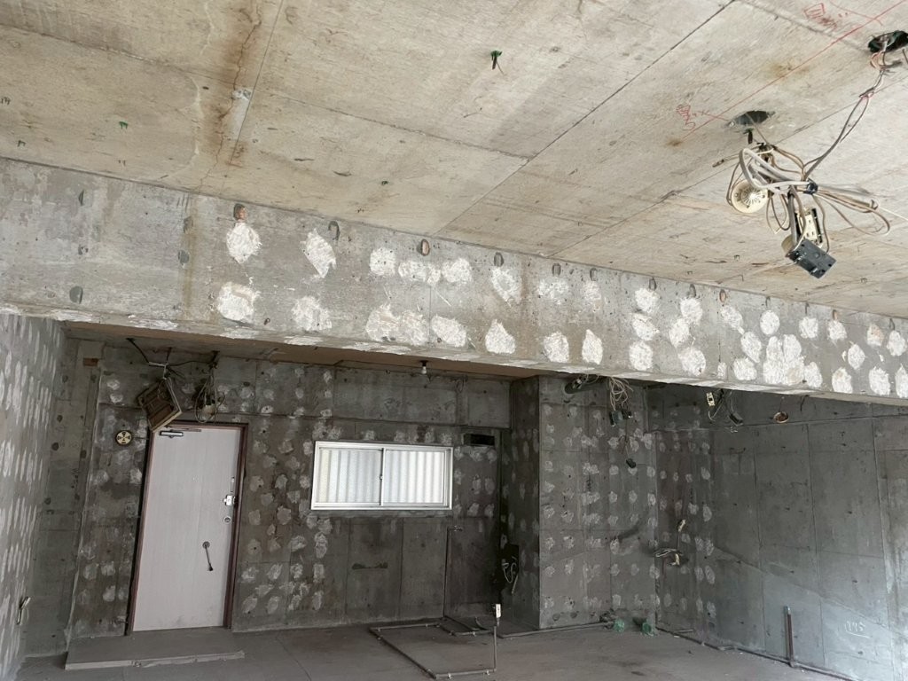 川口市マンション内装解体後のスケルトン状態室内