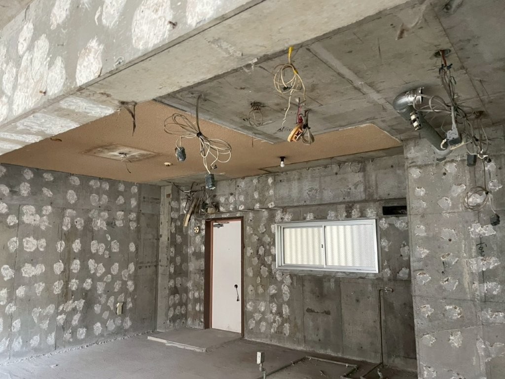 スケルトン化されたマンション室内の広い空間